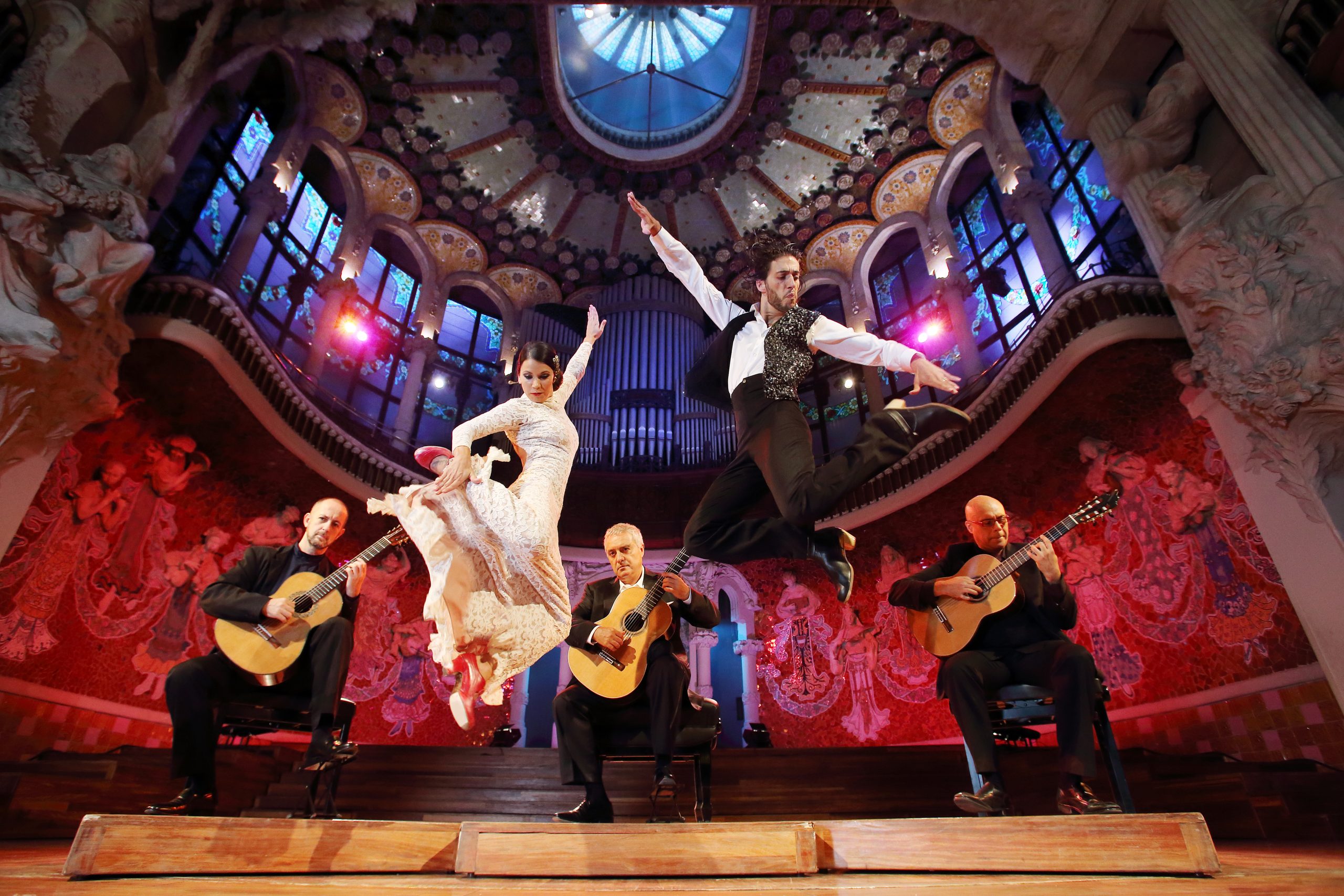 Трио танцуй. Дворец фламенко в Барселоне. Классические музыканты Испании. Ночи в садах Испании де Фалья. La casa de la guitarra в Испании.