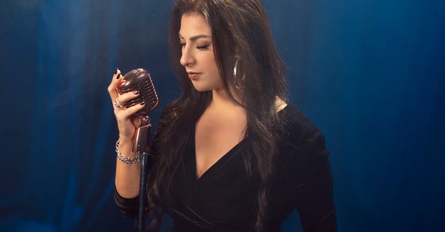 Kararsız aşıkların şarkısı "Yalan"
