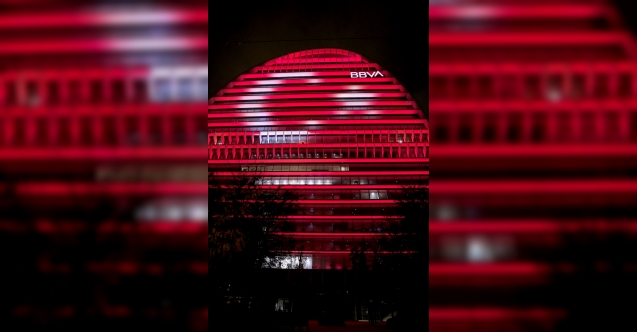 BBVA, Madrid'deki genel müdürlük binasına Türk bayrağı yansıttı