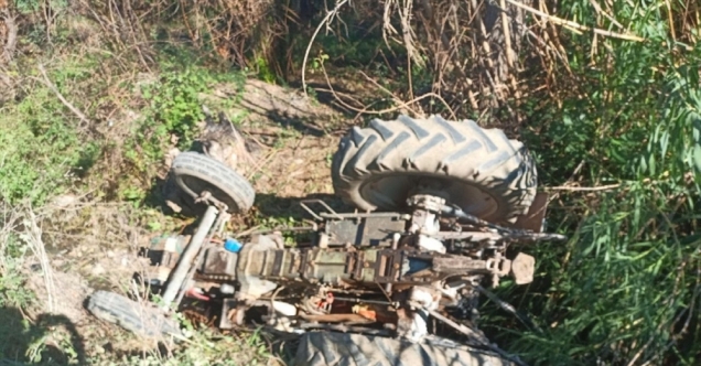 Antalya'da devrilen traktörün sürücüsü yara almadan kurtuldu