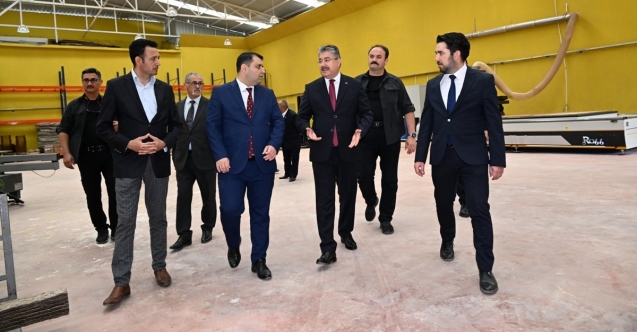 Vali Yılmaz, Bahçe'de Modüler Ahşap Mobilya Üretim Tesisini ziyaret etti
