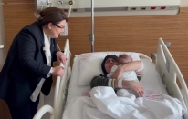 “Mucize Bebek” Bakan Derya Yanık tarafından annesine teslim edildi