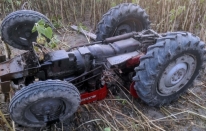 Osmaniye'de devrilen traktörün altında kalan profesör ağır yaralandı