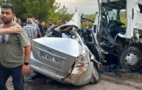 Kadirli'de kamyon ile otomobilin çarpıştığı kazada 2 kişi öldü, 4 kişi yaralandı