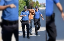 Adana'da eşi direksiyon sınavını geçemeyince görevliyi darbeden zanlı tutuklandı