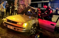 Kadirli'de ağaca çarpan otomobilin sürücüsü yaralandı