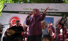 “Şalvarlı kadınlar korosu“ büyük ilgi gördü