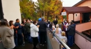 Doktorlar başhekimi alkışlayarak protesto etti