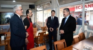 Vali Yılmaz, Kim Milyoner Olmak İster'e katılan kebap ustası Ahmet Uçan'ı ziyaret etti
