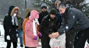 Vali Yılmaz kızları ile birlikte doğaya yem bıraktı