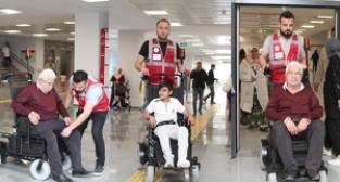 Hastaneye gelen yaşlılar elektrikli araçlarla taşınıyor