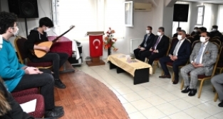 Vali Yılmaz'a ziyaret ettiği lisede öğrenciler müzik ziyafeti sundu