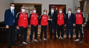 Türkiye Şampiyonu olan Huzurevi Bocce takımından Vali Yılmaz'a ziyaret