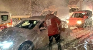 Gaziantep Osmaniye karayolunda mahsur kalanlara battaniye dağıtılıyor