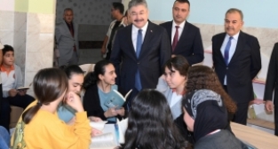 Vali Dr. Erdinç Yılmaz, Saimbey Ortaokulu'nu ziyaret etti.