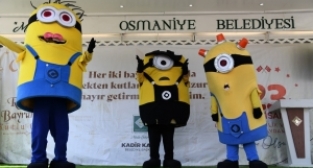 Depremzede çocukların minyonlar keyfi