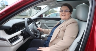 Bakan Derya Yanık, makam aracı Togg’la trafiğe çıktı