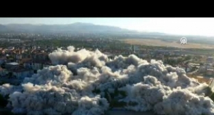 Ağır hasarlı 15 katlı 9 bina patlayıcıyla yıkıldı