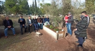 Gazeteciler merhum meslektaşlarını mezarları başında andı