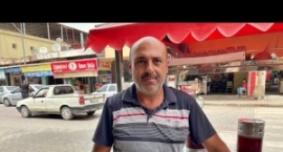 Depremde ölmediğini kanıtlamaya çalışıyor