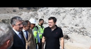 Depremde yıkılan binaların enkazları ayrıştırılıyor