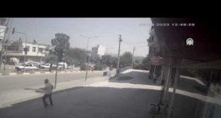 Devrilerek kırmızı ışıkta bekleyen araca çarpan otomobilin sürücüsü yaralandı