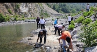 Doğaseverler Karaçay'da çöp topladı