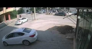 Kaza yaparak savrulan aracın çarptığı yaya hayatını kaybetti