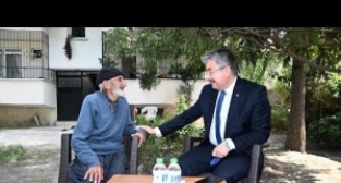Vali Yılmaz, şiddete maruz kalan 75 Yaşındaki Mehmet Demir’i evinde ziyaret etti