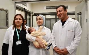 Adana'da tüp bebek tedavisiyle çocuk sahibi olan çift oğullarına doktorun adını verdi