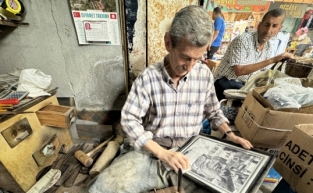 Babasından öğrendiği tenekeciliği 70 yıldır aynı atölyede sürdürüyor