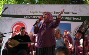 “Şalvarlı kadınlar korosu“ büyük ilgi gördü