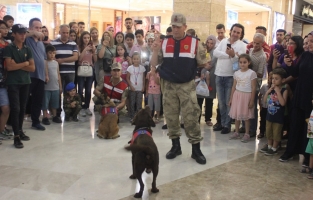 'Baron' ve 'Dora' çocukları eğlendirdi