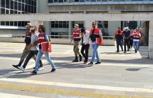 Okul önlerinde ve parklarda uyuşturucu satanlar yakalandı