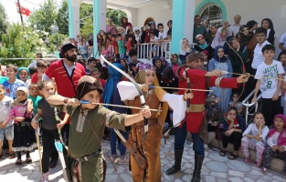 Diriliş Ertuğrul oyuncuları Kur'an kursunda gösteri yaptı