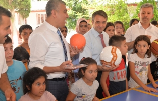 Çardak Spor Kulübüne spor malzemeleri teslim edildi