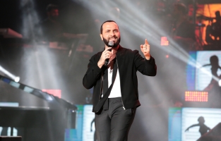 Berkay, 'İki hece' isimli şarkısı ile yeni yıla hazırlanıyor