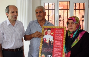 Gazetecilerden şehit Mehmet Karacatilki'nin ailesine anlamlı tablo