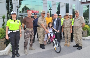 Araç kullanan ailesine verdiği notla bisiklet kazandı