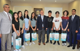 Vali Coşkun, LGS'de Türkiye birincisi olan öğrencileri ödüllendirdi
