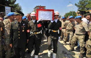 Şehit Uzman Çavuş Üzeyir Aslan'ı binlerce kişi uğurladı