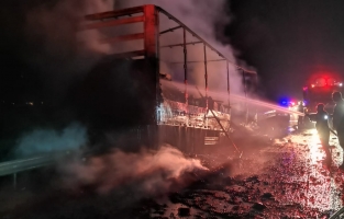 Osmaniye'de fıstık yüklü tır alev alev yandı