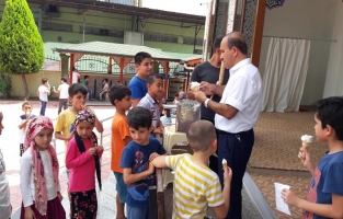 Yaz Kuran Kursu öğrencilerine dondurma ikramı yapıldı