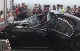 Otomobil TIR'a arkadan çarptı: 2 ölü