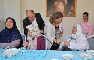 Protokol, huzurevi sakinleri, emniyet ve jandarma personeli ile bayramlaştı