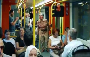 Metrodaki 30 Ağustos canlandırması gözyaşlarına boğdu!
