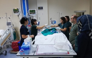 Hemşirelere yoğun bakım eğitimi veriliyor