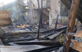 Evleri yanan aile yardım eli uzanmasını bekliyor