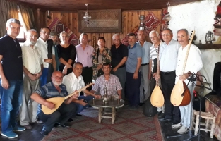 Şiirini ve sazını alıp 33 aydır Müze'de buluşuyorlar