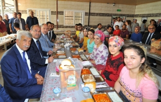 Vali ve Milletvekilleri yeni işe başlayan işçilerle yemekte buluştu